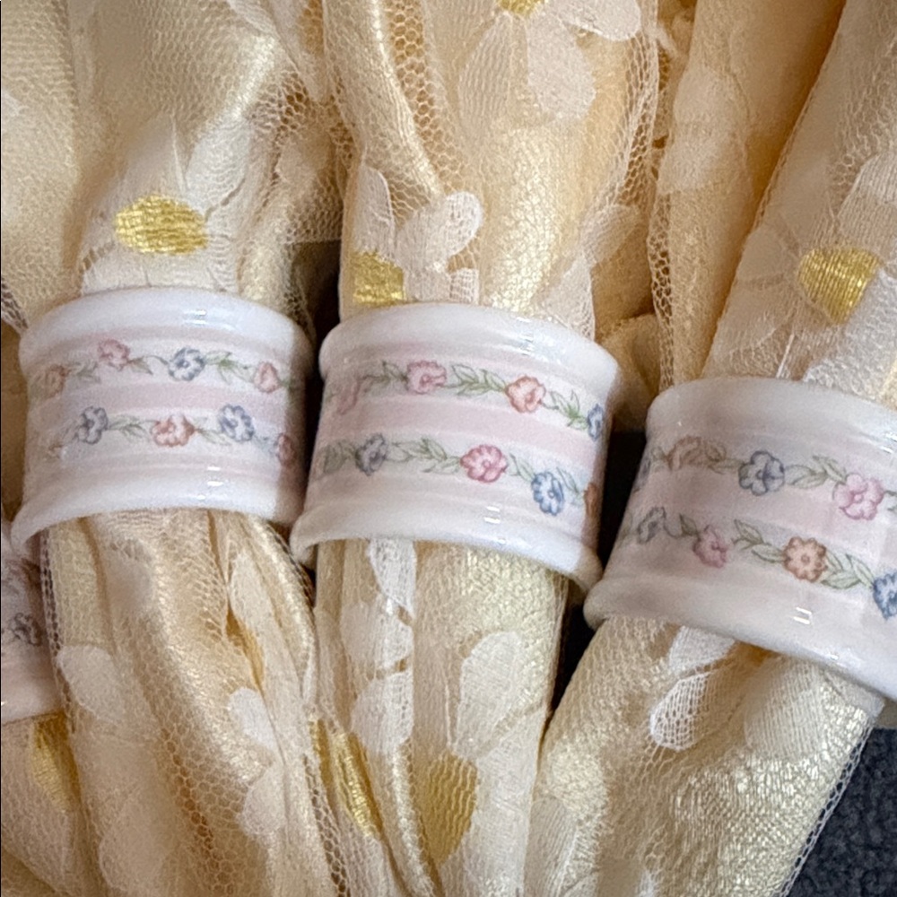 ASSORTMENT OF LINENS - Picture 4 of 4